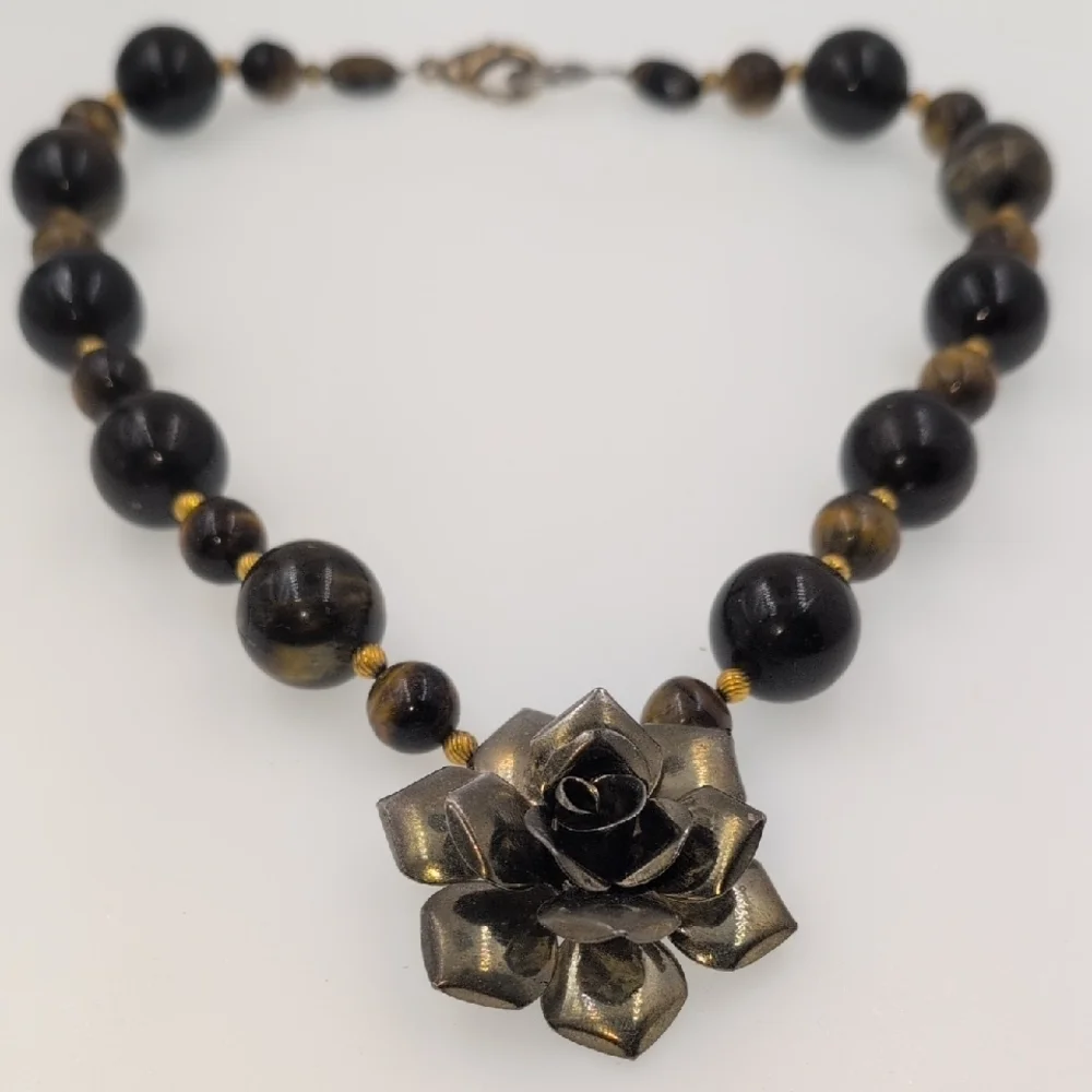 🖤 Patina Metal Flower Pendant & Black Gemstone Necklace - High Quality Piece